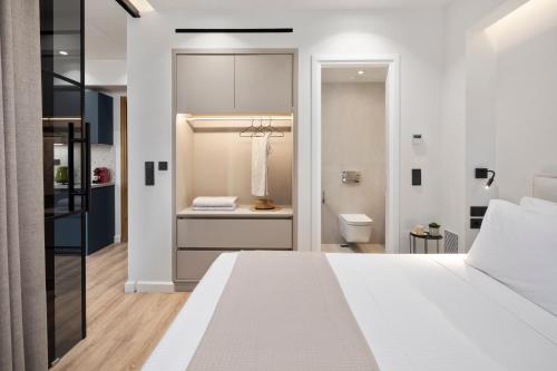 - une chambre avec un lit blanc et une salle de bains dans l'établissement Apartment Annunziata, à Corfou