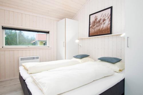 una camera con due letti e una finestra di Resort 2 Ferienhaus Typ D 52 a Grossenbrode