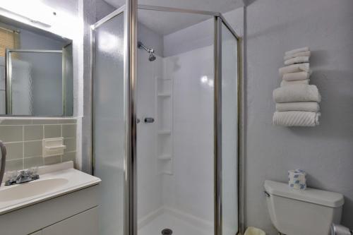 y baño con ducha, aseo y lavamanos. en Coastal Waters Studio 111 - Pool Side Studio, en New Smyrna Beach