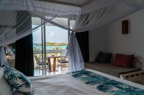 Visiwa Beach Resort في واتامو: غرفة نوم مع سرير وإطلالة على المحيط