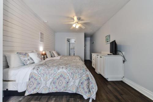 a bedroom with a bed and a ceiling fan at Coastal Life 206 - A 2nd Floor Studio With 2 Single Beds in New Smyrna Beach
