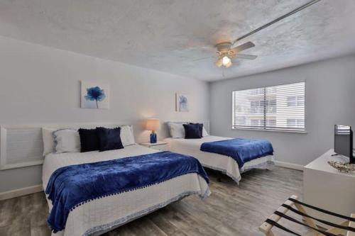 1 Schlafzimmer mit 2 Betten und einem Deckenventilator in der Unterkunft Coastal Waters 210 - 2nd Floor 1 Bedroom With 2 Queen Beds in New Smyrna Beach