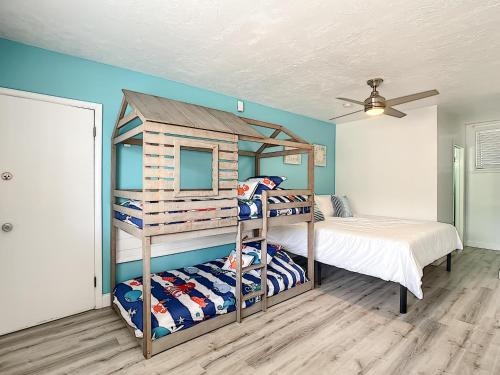 a bedroom with a bunk bed and a ceiling at Pineapple Pad Studio At Coastal Waters 105 in New Smyrna Beach
