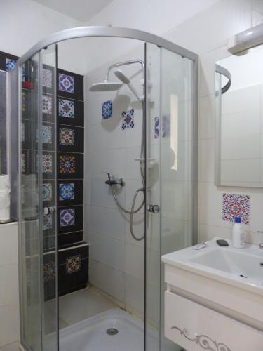 een badkamer met een douche en een wastafel bij EXCELLENT rapport Qualité Prix pour cet Appartement 3 étoiles Neuf 2P Tout Confort Résidence Golf Mesnana Tanger in Tanger