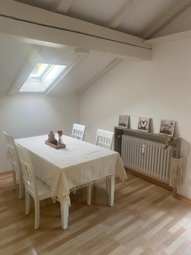 ein Esszimmer mit einem weißen Tisch und Stühlen in der Unterkunft Ferienwohnung Königsschloss in Schwangau