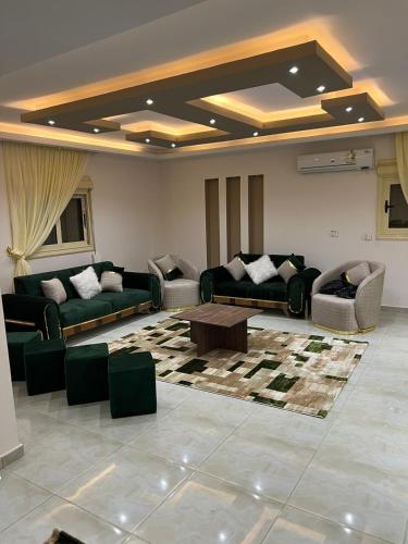 Sala de estar con sofás y mesa de centro en شقه فندقيه للايجار اليومي التجمع الخامس01068880306, en El Cairo
