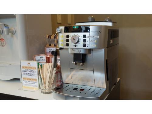 een koffiezetapparaat bovenop een aanrecht bij Sunrise Inn - Vacation STAY 75396v in Kaizuka