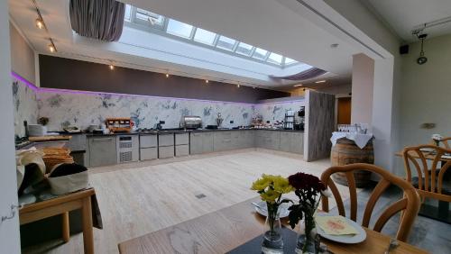 Kuchyň nebo kuchyňský kout v ubytování Hotel Zum Anker-THULLs Restaurant