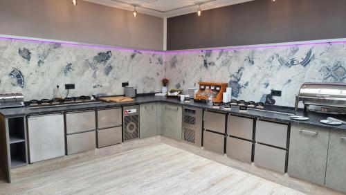 Kuchyň nebo kuchyňský kout v ubytování Hotel Zum Anker-THULLs Restaurant