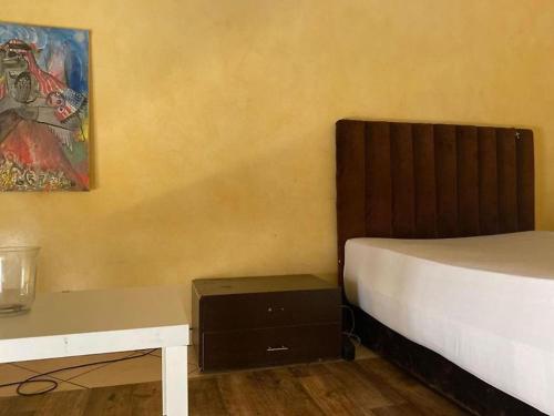 una camera con letto, scrivania e quadro di BEA & DOZO a Casablanca