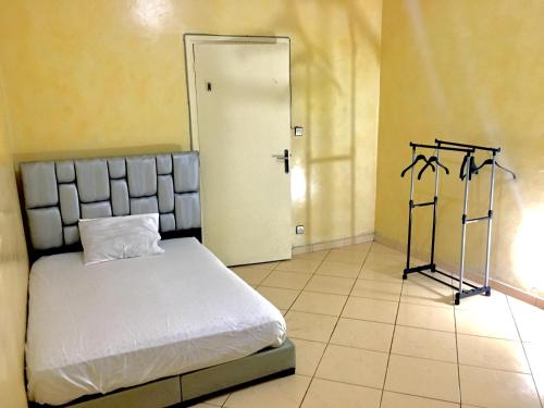 una camera con un letto e una porta di BEA & DOZO a Casablanca