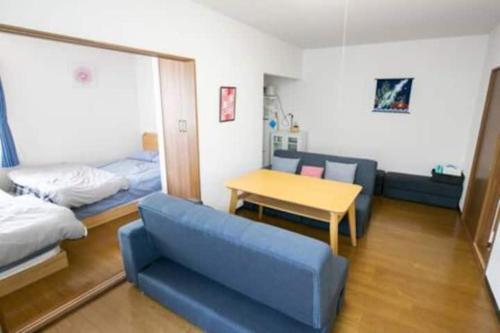 um quarto com um sofá, uma cama e uma mesa em Dream Misono - Vacation STAY 14776 em Sapporo