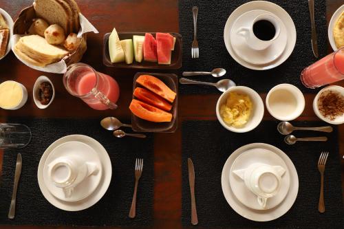 un tavolo ricoperto di piatti e ciotole per la colazione di Pousada Estrela do Mar a Caraíva
