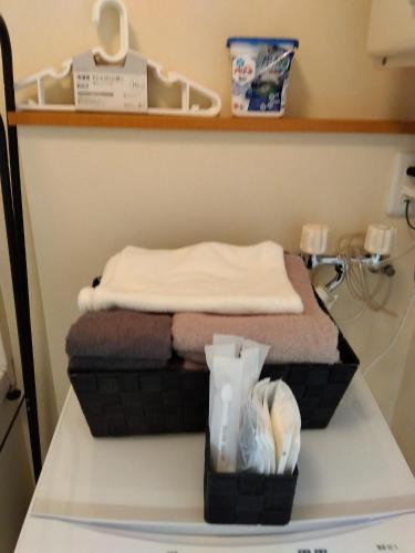 uma cama numa prateleira num quarto em Restful Tsukuda - Vacation STAY 14829 em Aomori