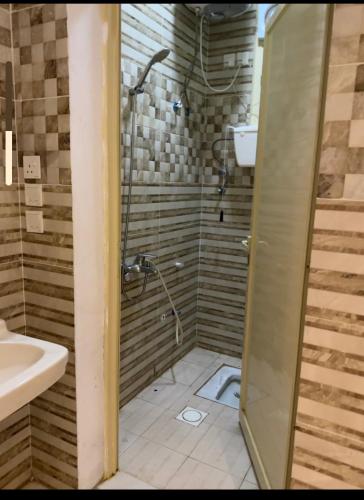 a bathroom with a shower and a sink at شقة مفروشه ب٣ غرف in Sūq al Aḩad