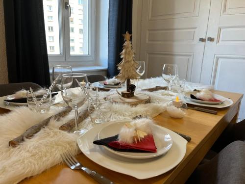 un tavolo con piatti di cibo e un albero di Natale sopra di App LeValThorens-Oullins centre (proche lyon) 75m2 a Oullins