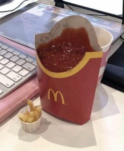 una taza de mcdonalds con salsa y un tazón de comida en golfporto suite 2 bedrooms, 