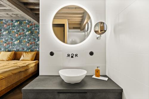 bagno con lavandino, letto e specchio di In Den Gouden Beer a Vlissingen