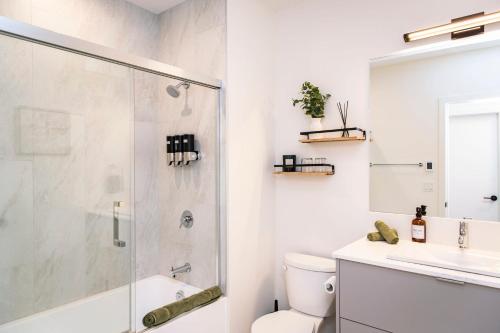 Ванна кімната в The Shred Shack - Stylish Revelstoke Condo