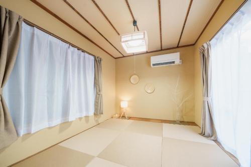 Pokój z dużym oknem i białą podłogą w obiekcie R-house 2nd - Vacation STAY 14825 w mieście Jokohama
