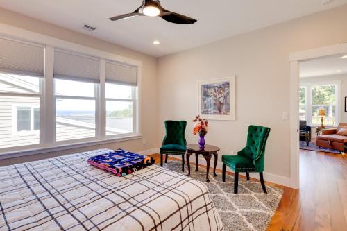 1 dormitorio con 1 cama y 2 sillas verdes en Modern Arch Cape Home Ocean View, Steps to Beach!, en Arch Cape