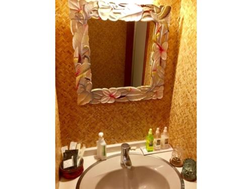 ein Waschbecken mit einem Spiegel darüber in der Unterkunft Estivant Club - Vacation STAY 95695v in Tsumagoi