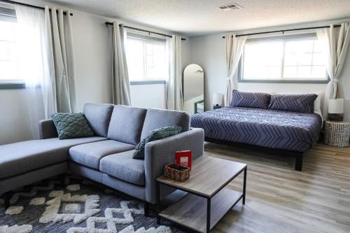 uma sala de estar com um sofá azul e uma mesa em Northbank Loft em Springfield