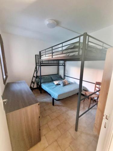 Cette chambre dispose de lits superposés et d'un bureau. dans l'établissement Appartement avec jardin proche de la mer, à Valras-Plage