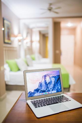 Μια τηλεόραση ή/και κέντρο ψυχαγωγίας στο Hotel RF Astoria - Adults Only