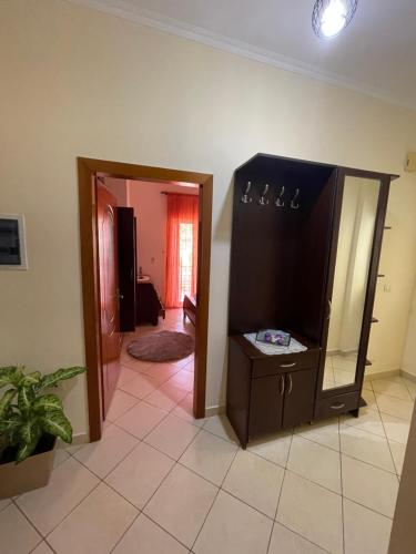 萨兰达Kevi Guesthouse的一间位于客房内的带镜子和水槽的浴室