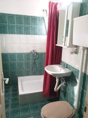 ein Badezimmer mit einem Waschbecken, einem WC und einer Badewanne in der Unterkunft Magic Apartments 2 in Ub