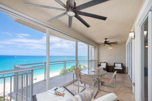 Imagem da galeria de The Beachcomber - Three Bedroom 3rd FL Oceanfront Condos by Grand Cayman Villas & Condos em Upper Land