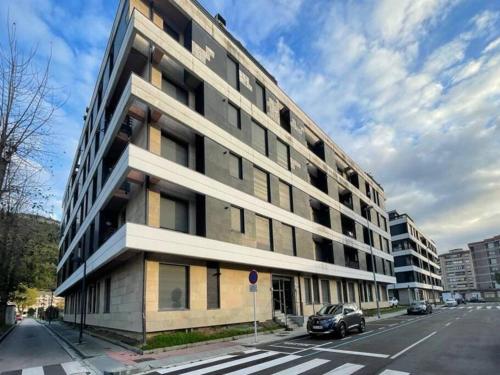 un'auto parcheggiata di fronte a un edificio in una strada di Origen Santoña, apartamento céntrico hasta 4 plazas y fácil aparcar, opcional garaje a Santoña