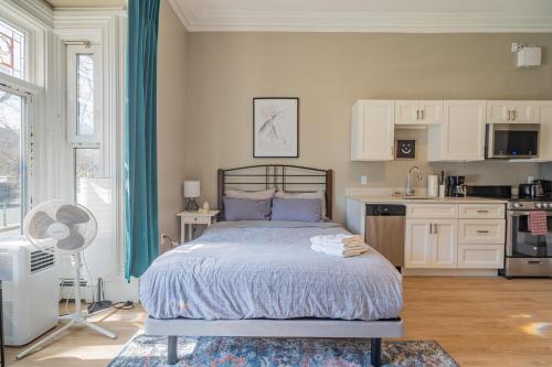 230 Downtown Studio Apartment – Photos 2