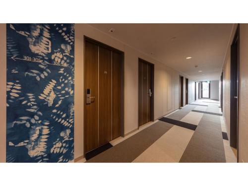 un pasillo de un edificio con un pasillo en Matto Terminal Hotel - Vacation STAY 98876v, en Hakusan