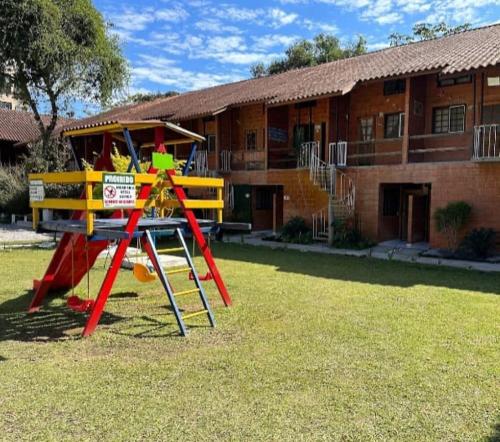 een speeltuin voor een gebouw met een huis bij CHALÉ LAZER COMPLETO 700mts PRAIA in Ubatuba