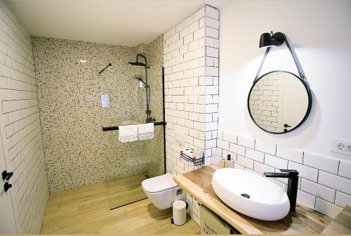 uma casa de banho com um lavatório, um WC e um espelho. em Kuća za odmor Deda Pepo em Mičevec