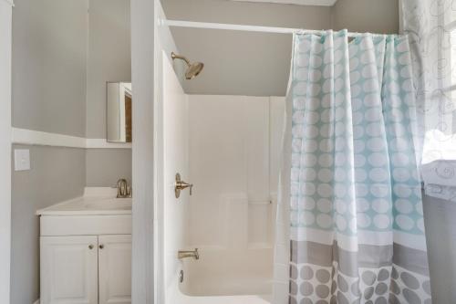 łazienka z zasłoną prysznicową i umywalką w obiekcie Bright Macon Home with Wraparound Deck! w mieście Macon