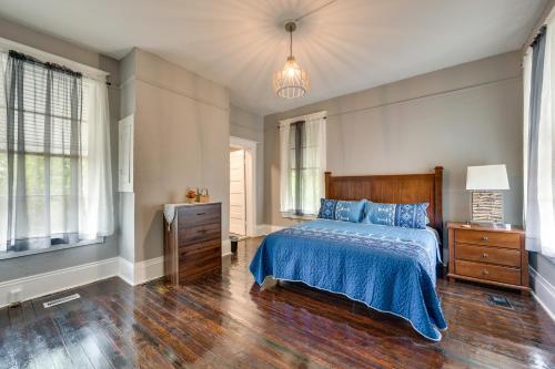 sypialnia z łóżkiem, komodą i oknami w obiekcie Bright Macon Home with Wraparound Deck! w mieście Macon
