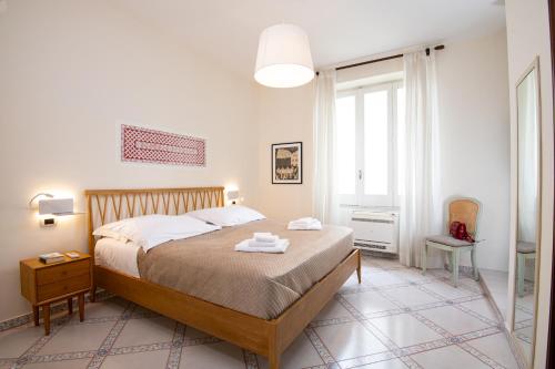 - une chambre avec un grand lit et une fenêtre dans l'établissement B&B Marcantonio - Ischia Ponte, à Ischia