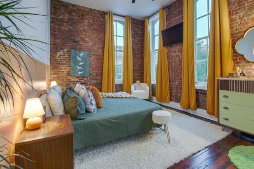 um quarto com uma cama e uma parede de tijolos em Historic Memphis Condo Walk to Beale Street! em Memphis