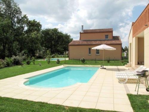 Pont-de-Larn的住宿－Villas du Golf Domaine Royal Green，一座房子的院子内的游泳池