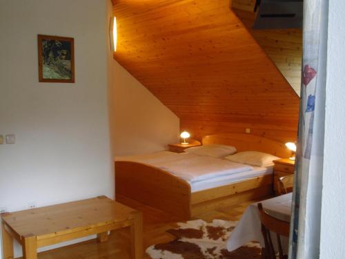 Postel nebo postele na pokoji v ubytování Turisticna Kmetija Psnak