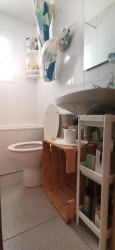y baño con aseo y lavamanos. en Habitación acogedora a 20min del centro, en Barcelona en Santa Coloma de Gramanet