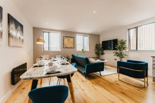 sala de estar con mesa y sillas azules en Pacific Suite - Wyndale Living- BHam JQ Lux 2 BR en Birmingham