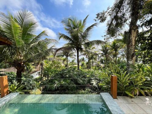 una piscina en un complejo con palmeras en Complexo Ubatubinha en Angra dos Reis