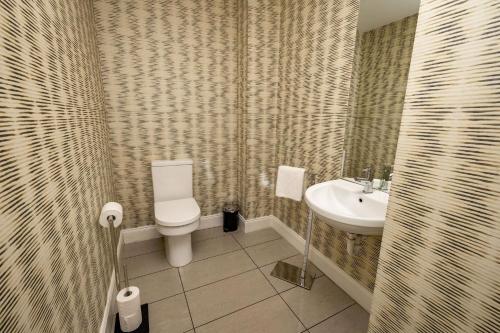 un bagno con un water e un lavandino di The Old Customs House a Banff