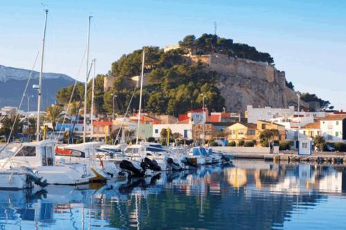 a bunch of boats are docked in a harbor at Apartamento en el puerto in Denia