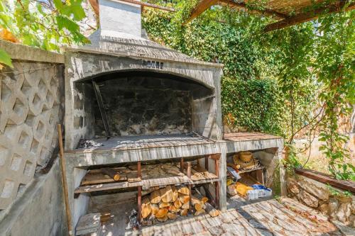Kemudahan BBQ tersedia untuk tetamu di vila ini