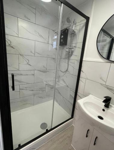 Koupelna v ubytování Modern guest house apartment in weybridge